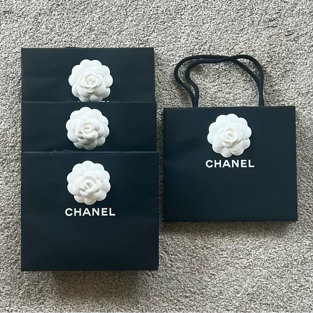 【CHANEL】Original boutique shopping bag with camellia flowers on x 4